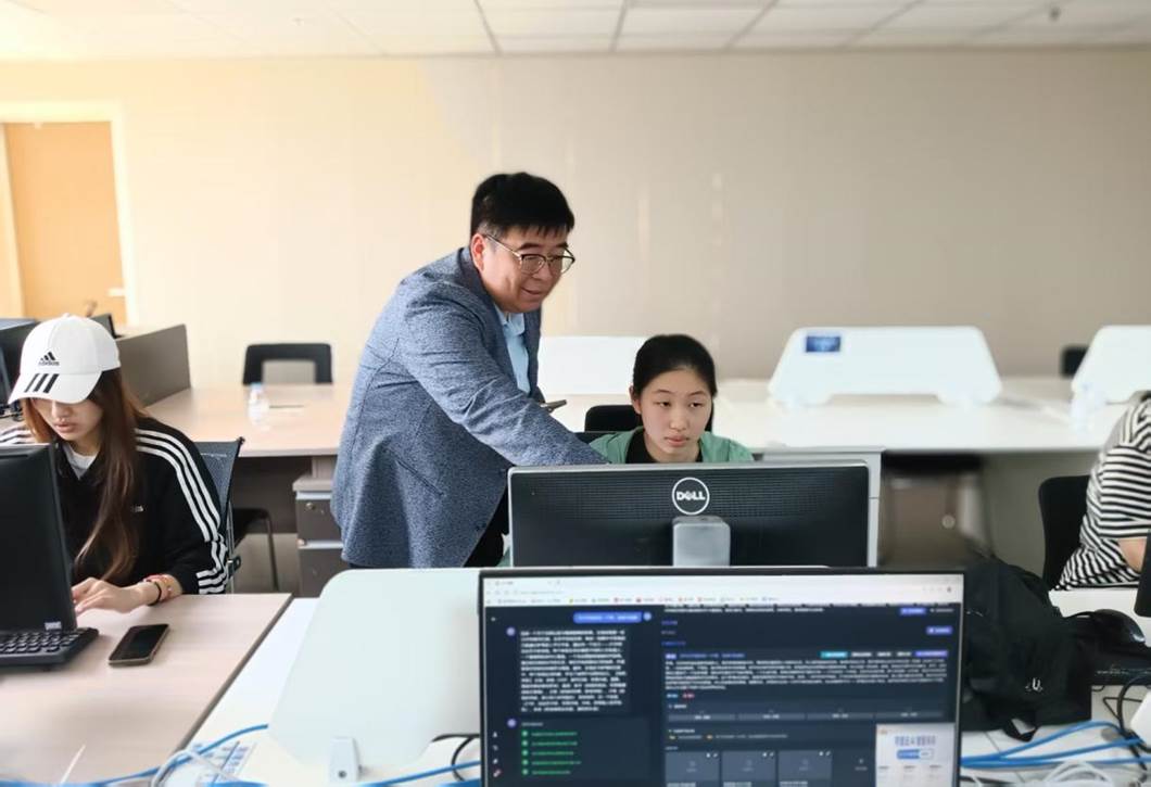 专家在数智生态OPC社区内进行指导。受访单位供图