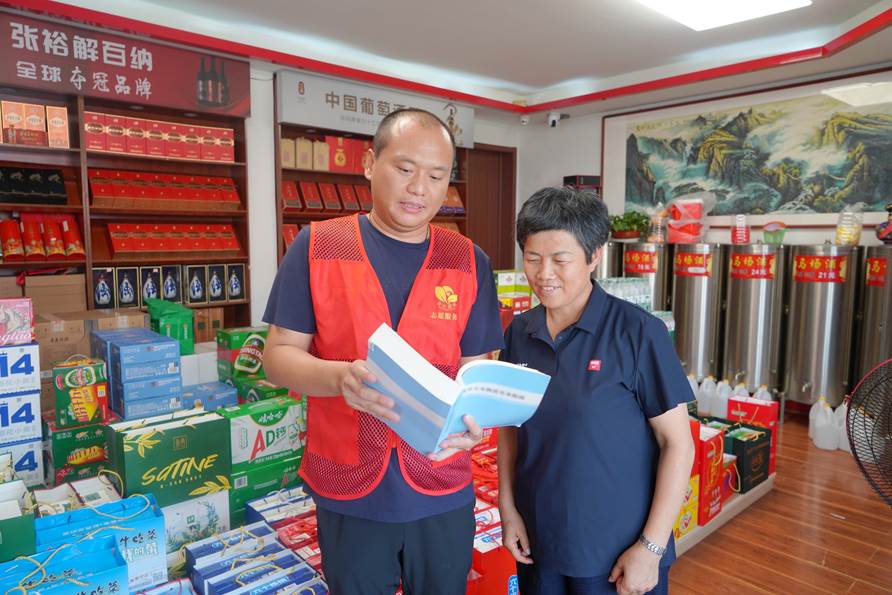 志願者在零售店內講解典型案例