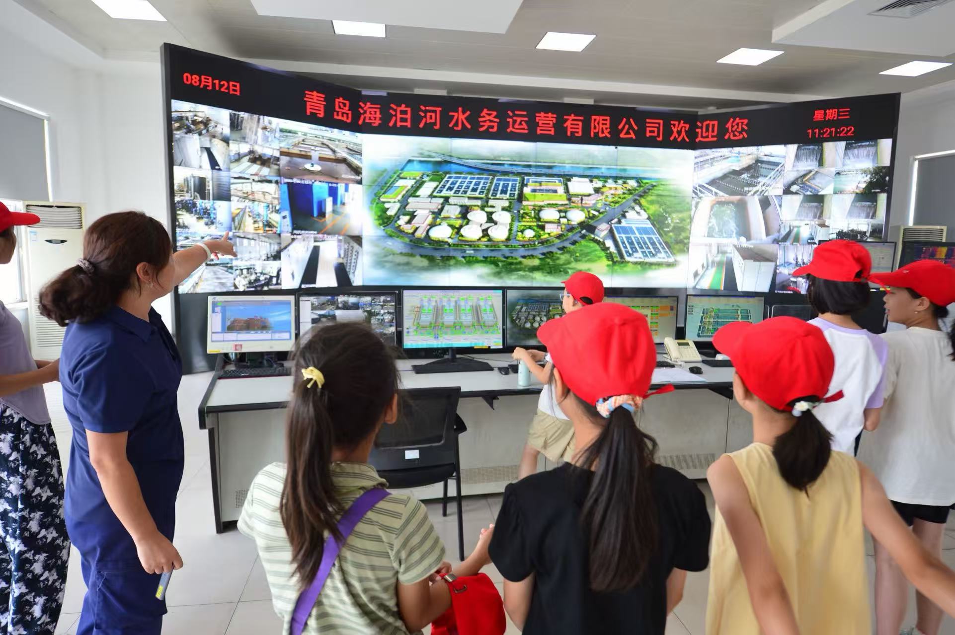 8月12日，在山東省青島市海泊河污水處理廠，工作人員指導學生參觀污水處理智慧化運行展示。