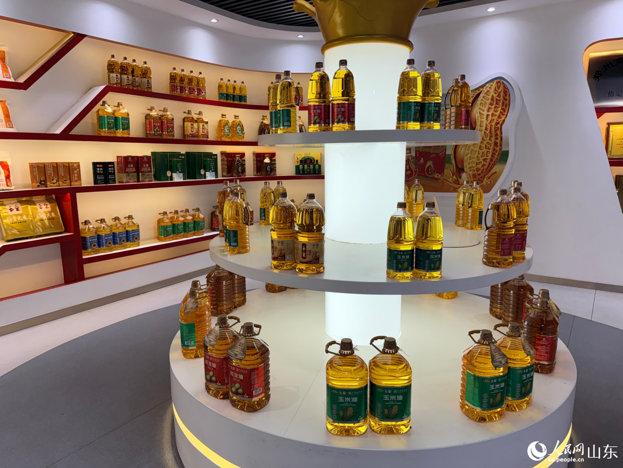山东玉皇粮油食品有限公司成品展台。 人民网 李子悦摄
