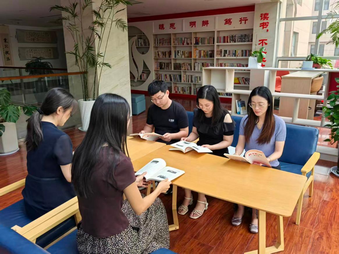 青年干部研讀《新中國法律法規》
