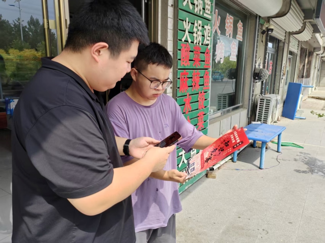 執法人員邀請零售戶參與知識競賽