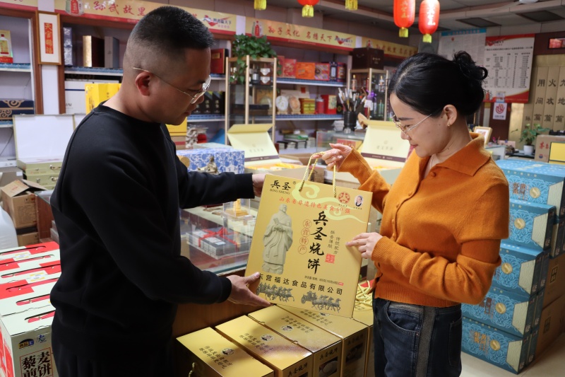 客戶經理劉凱峰（左）進行開口營銷指導，解鎖非遺營銷新范式