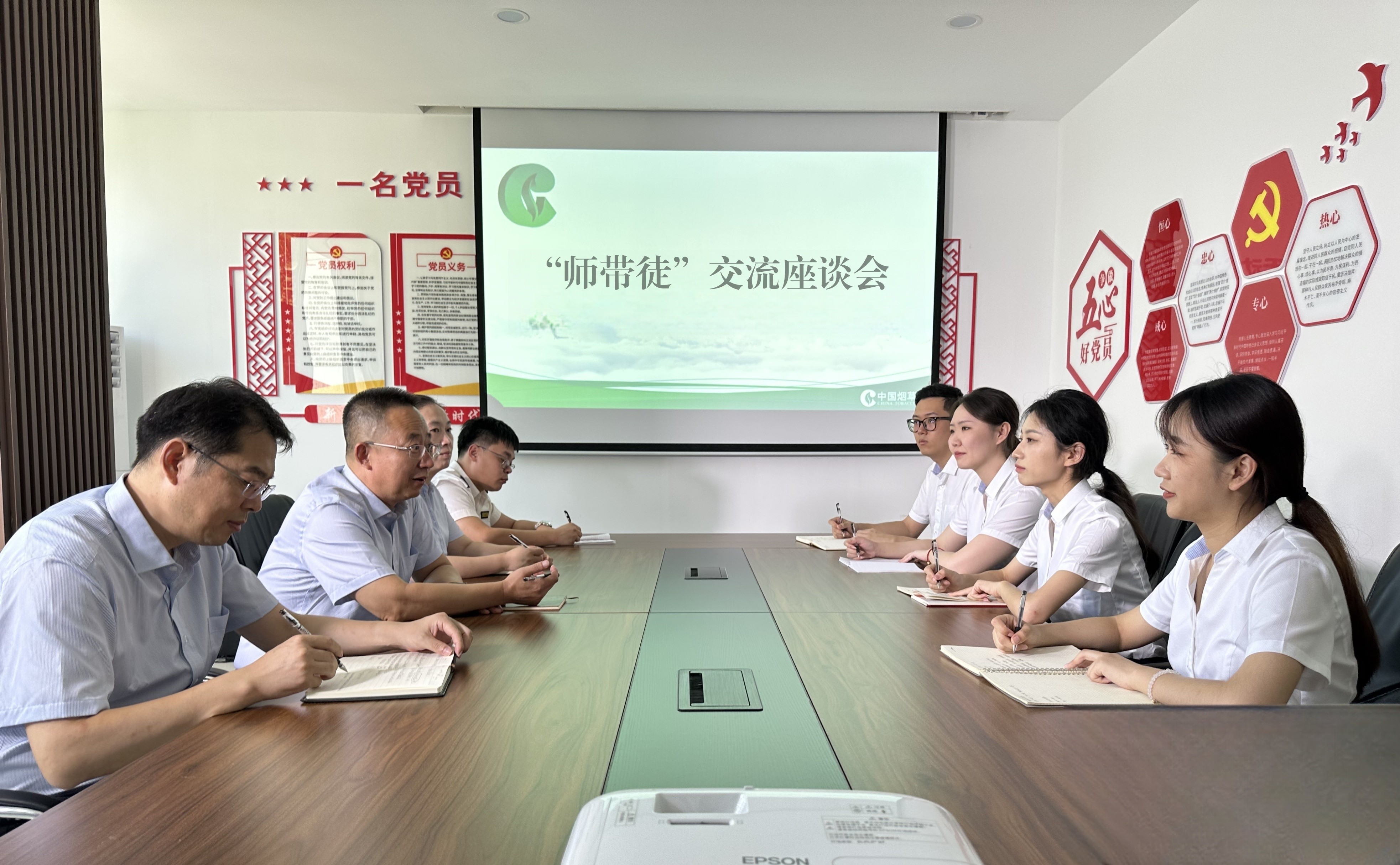 图为开展“师带徒”交流座谈会