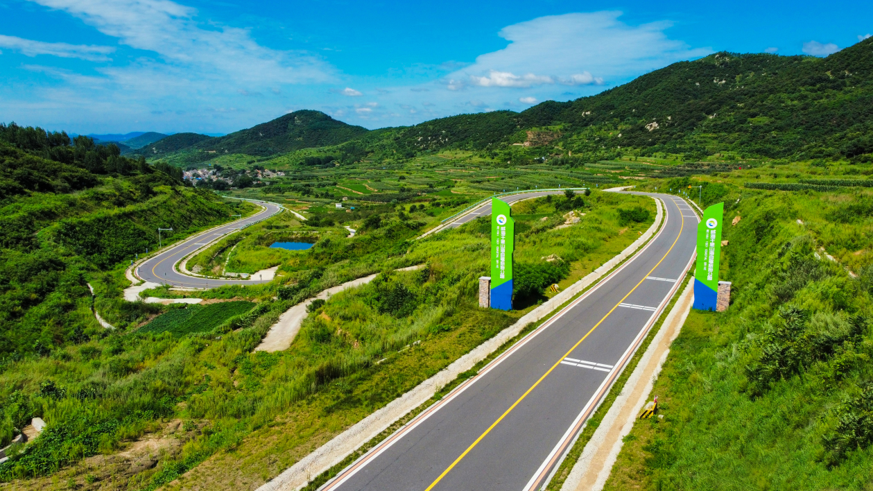 威海千里山海自驾旅游公路串联起红色乡村。辛戈摄