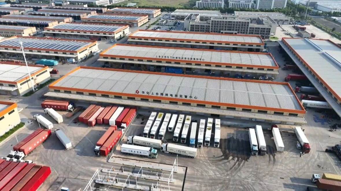 TIR（国际道路运输）集结中心场院内，多辆重型货运卡车集结完毕、整装待发。上合示范区管委会供图
