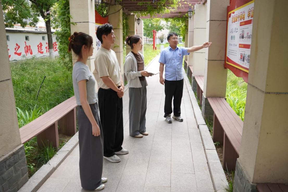 组织青年干部参观党建廉洁文化长廊