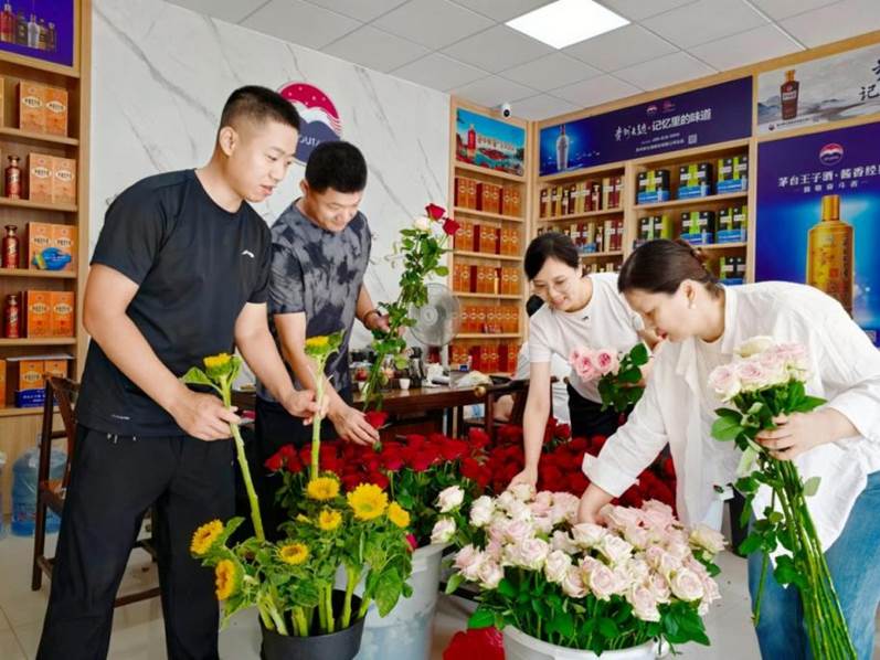 广饶县烟草专卖局（营销部）工作人员协助店主挑选花束