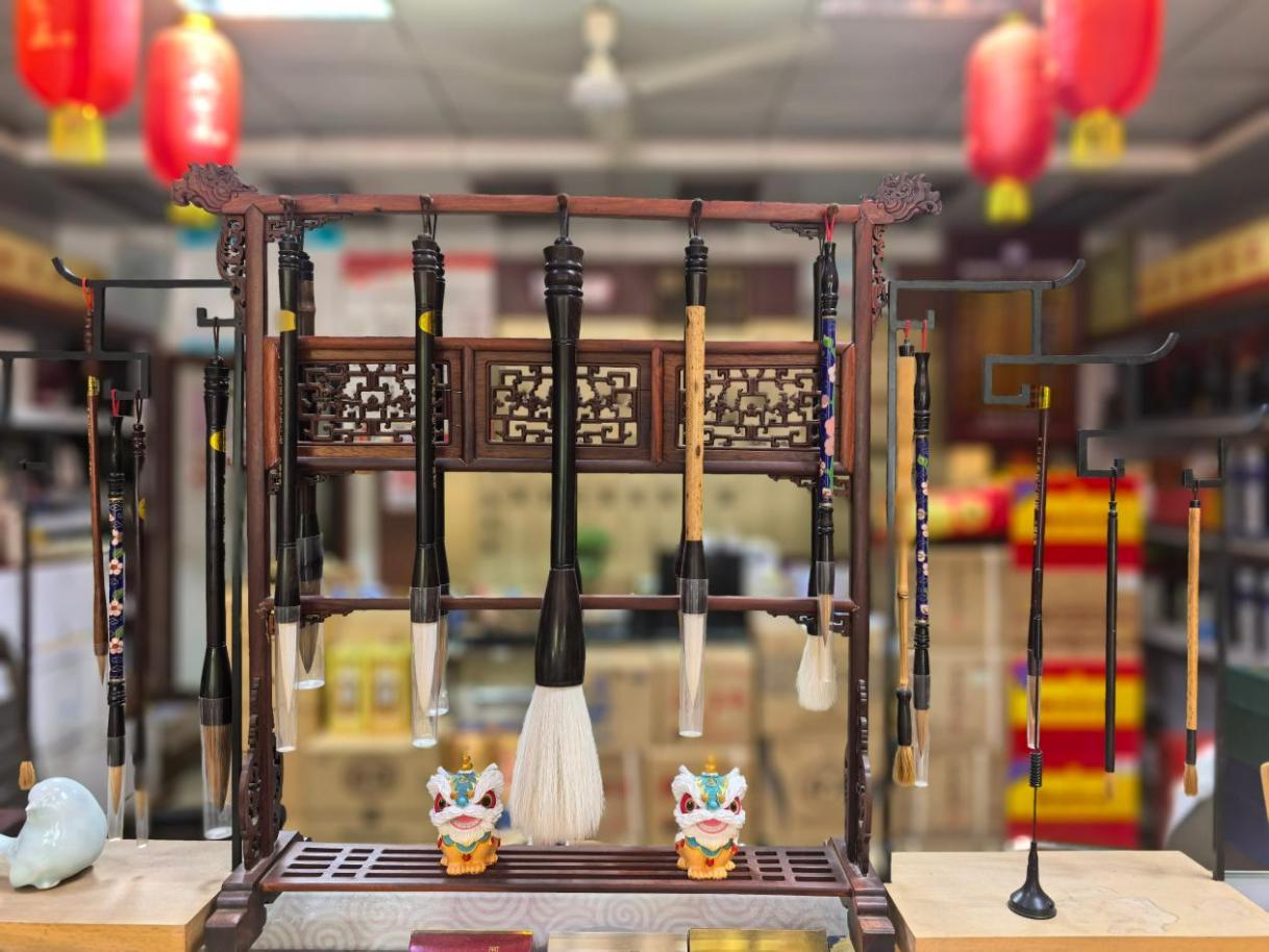 店内新设的齐笔展示体验区，非遗手艺成为小店经营特色