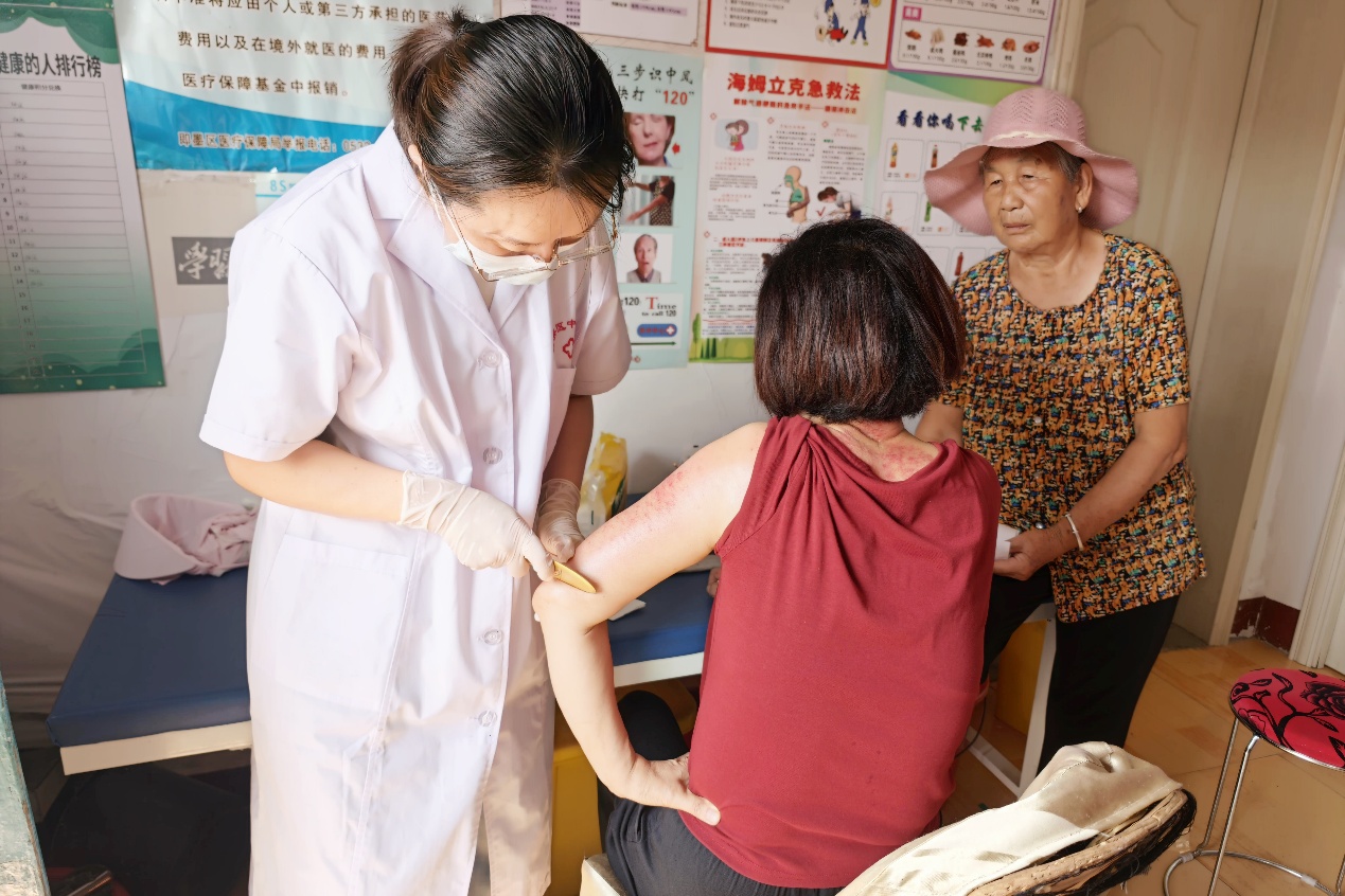 中醫健康理療中心護士宋霞霞為有相關需求的村民進行耳穴壓丸、艾灸、刮痧等中醫適宜技術服務。