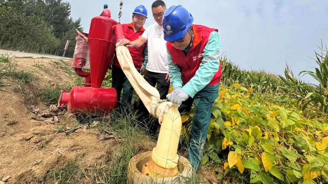 国网禹城市供电公司工作人员到田间检查用电设备。王海燕 摄