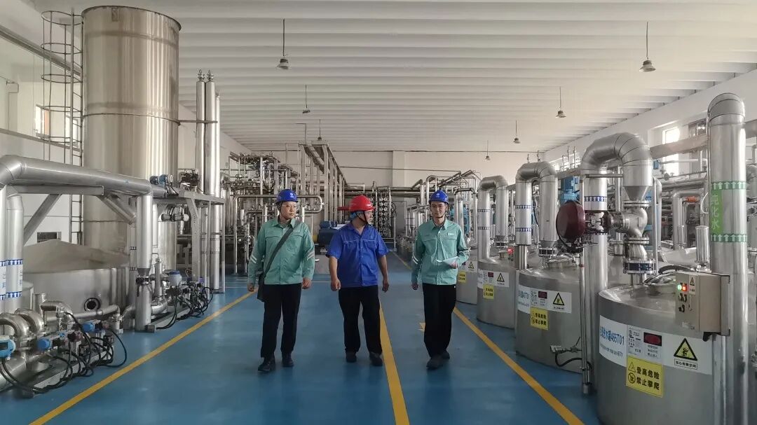 国网禹城市供电公司工作人员到保龄宝公司进行安全用电隐患排查。何翠 摄