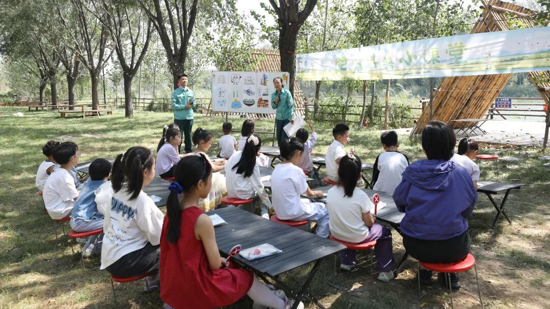 国网德州供电公司工作人员在四女寺村的研学营地里开讲“电力小课堂”。郑智慧 摄