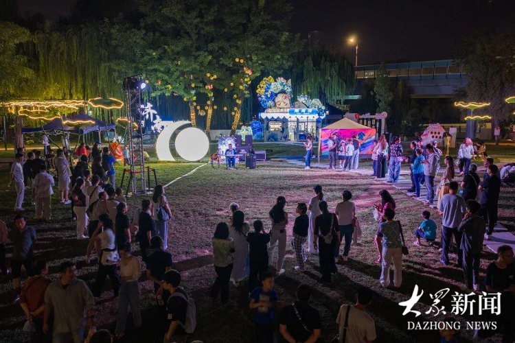 济南大明湖景区夜间市集一站式集结多元潮流业态，现场人声鼎沸、热闹非凡。