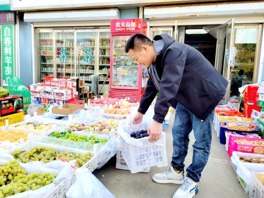 客戶經理劉海濱幫助魏延霞搬運水果