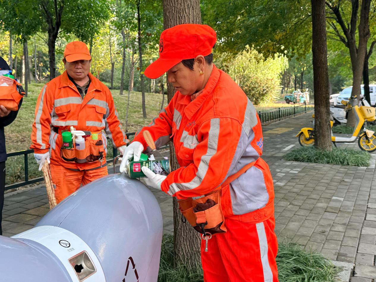 環衛工人正在清理垃圾箱。人民網 李子悅攝