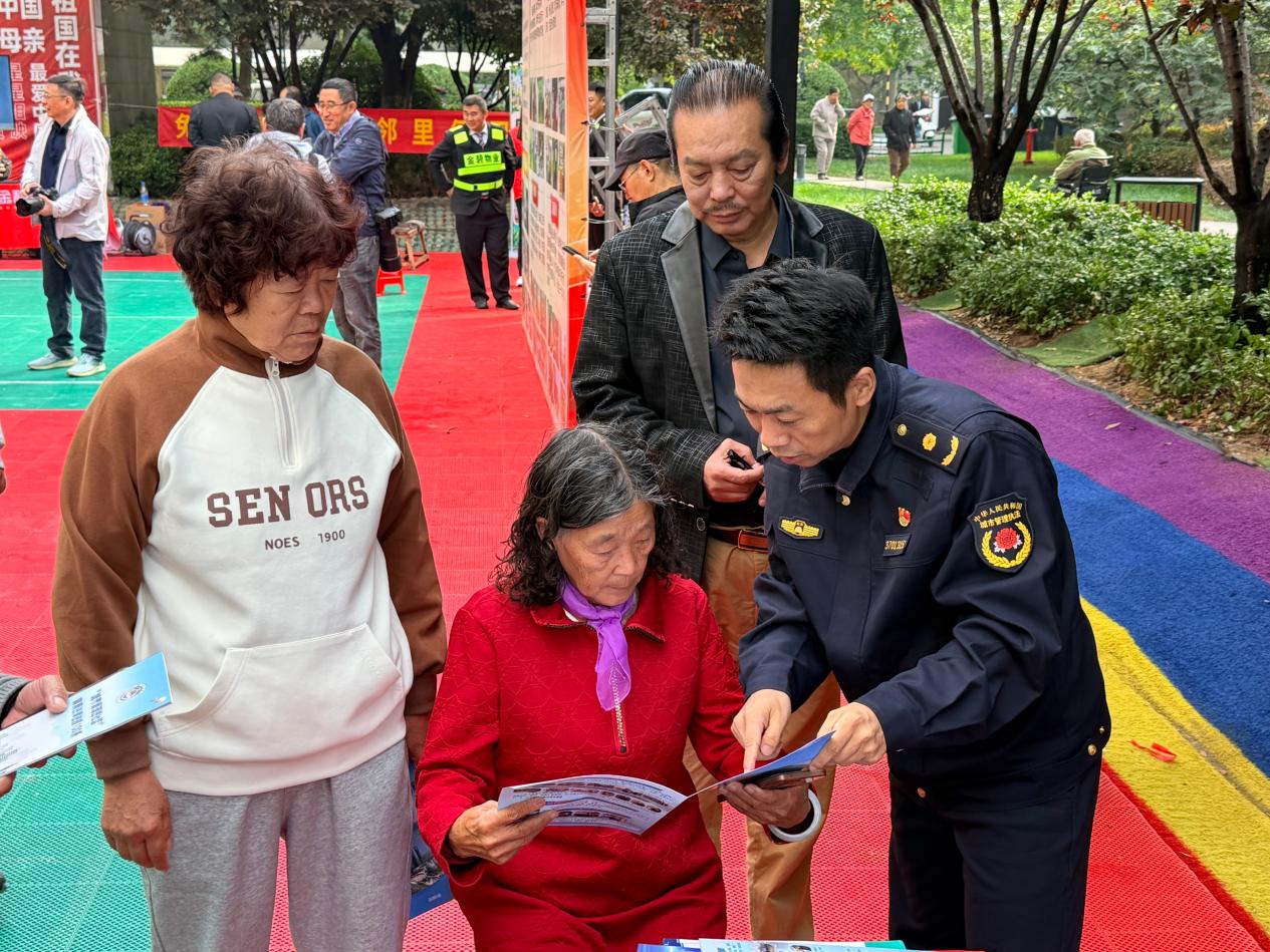 濟南市槐蔭區金碧新城小區內,城管執法人員正在進行科普。人民網 李子悅攝