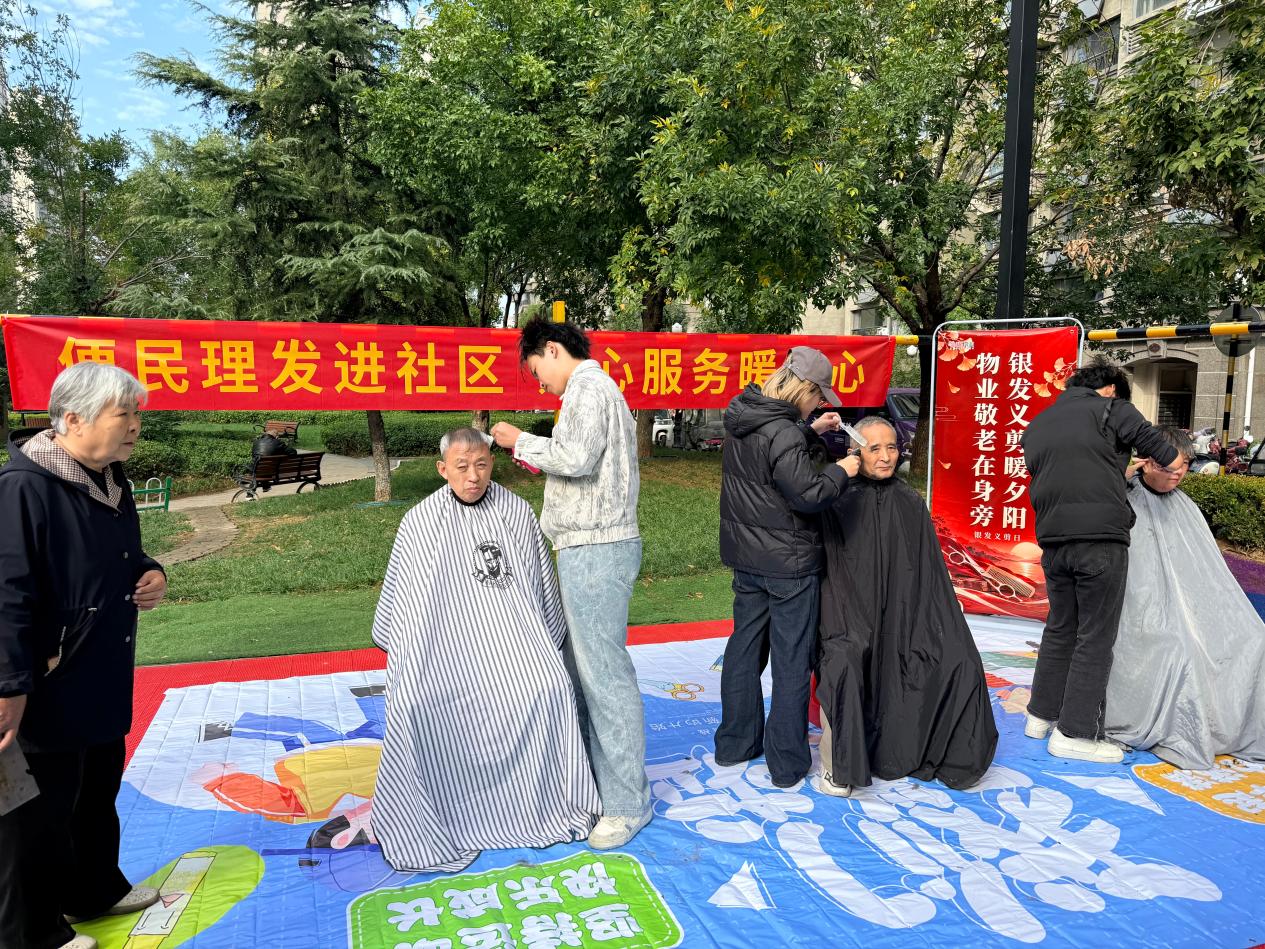 濟南市槐蔭區金碧新城小區內,便民理發服務進社區。人民網 李子悅攝