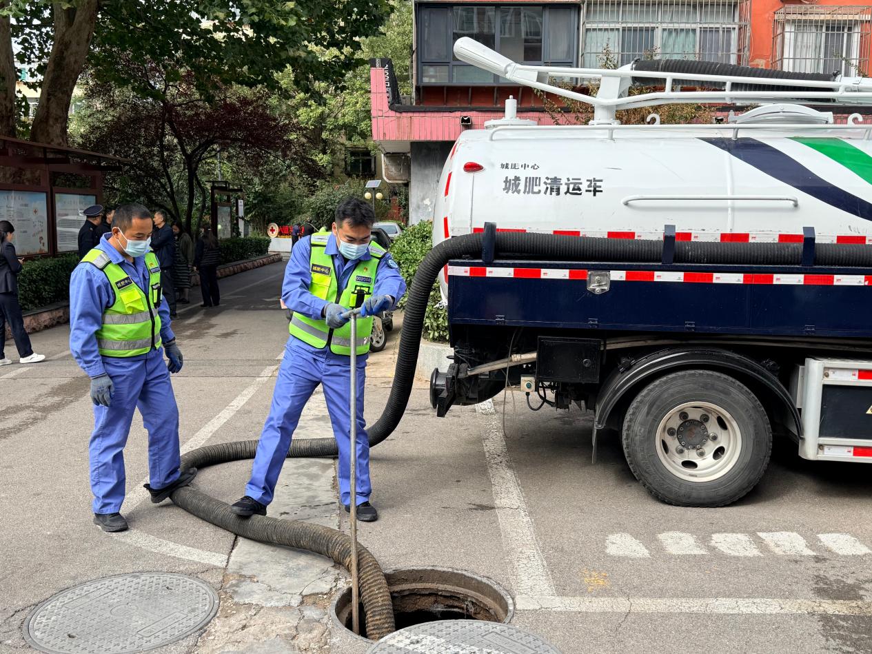 市中區七裡山街道七東社區,工作人員正在進行清疏工作。人民網 李子悅攝