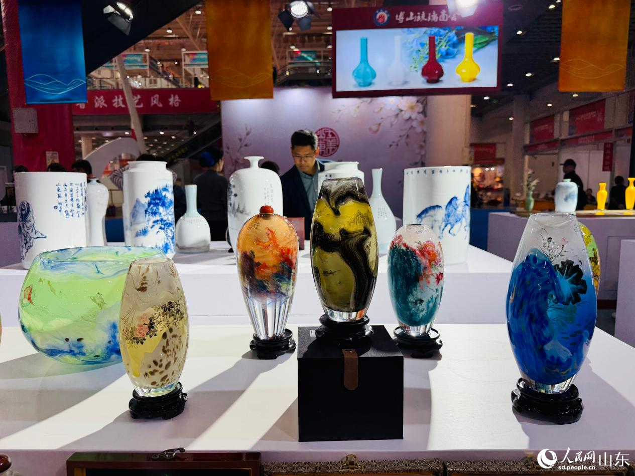 淄博陶瓷與琉璃作品亮相展會。人民網記者 喬姝攝