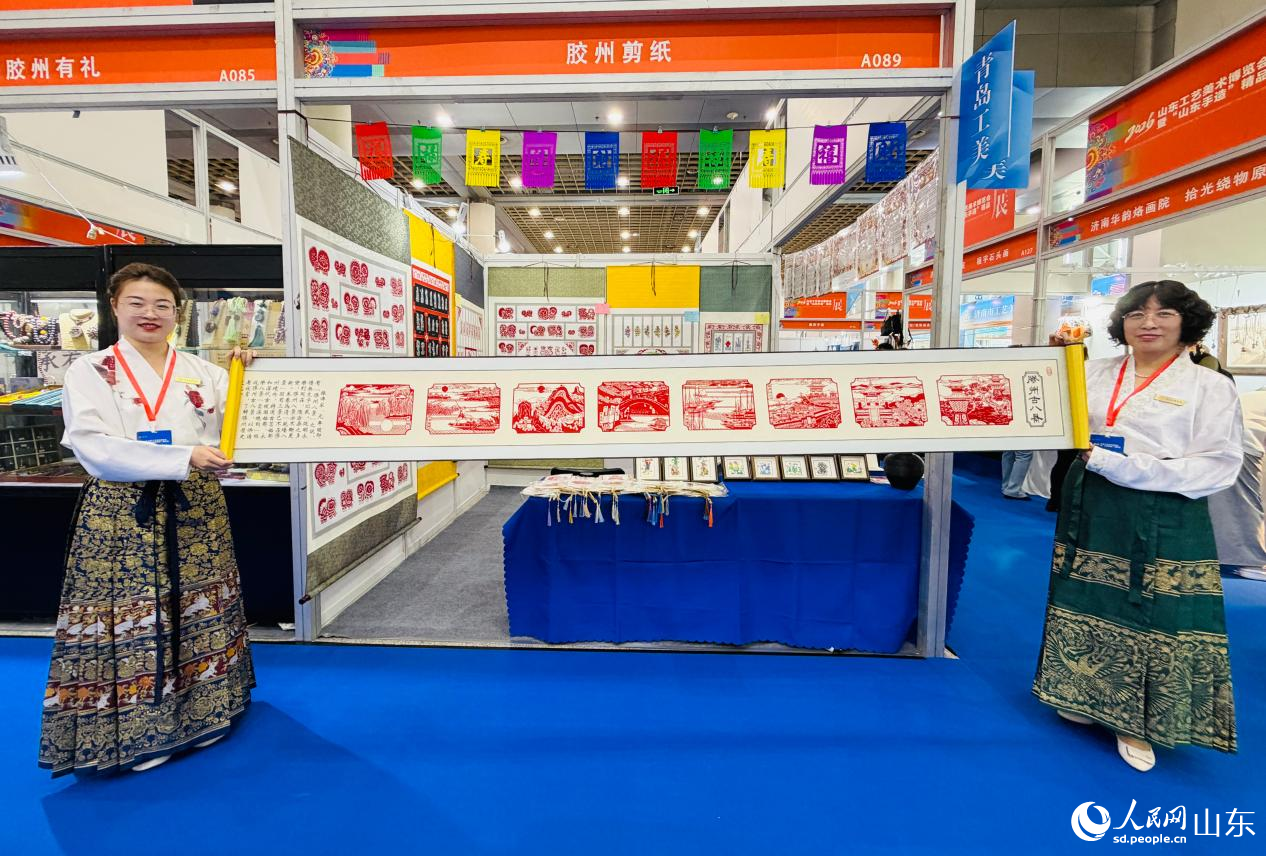 參展人展示膠州剪紙作品“膠州古八景”。人民網記者 喬姝攝