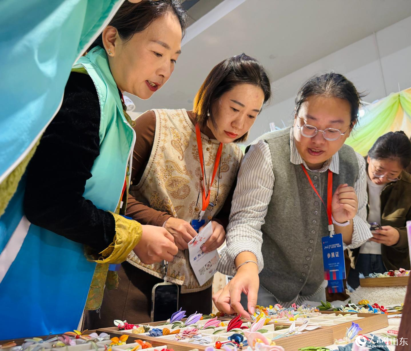 觀展人在絨花作品前駐足。人民網記者 喬姝攝
