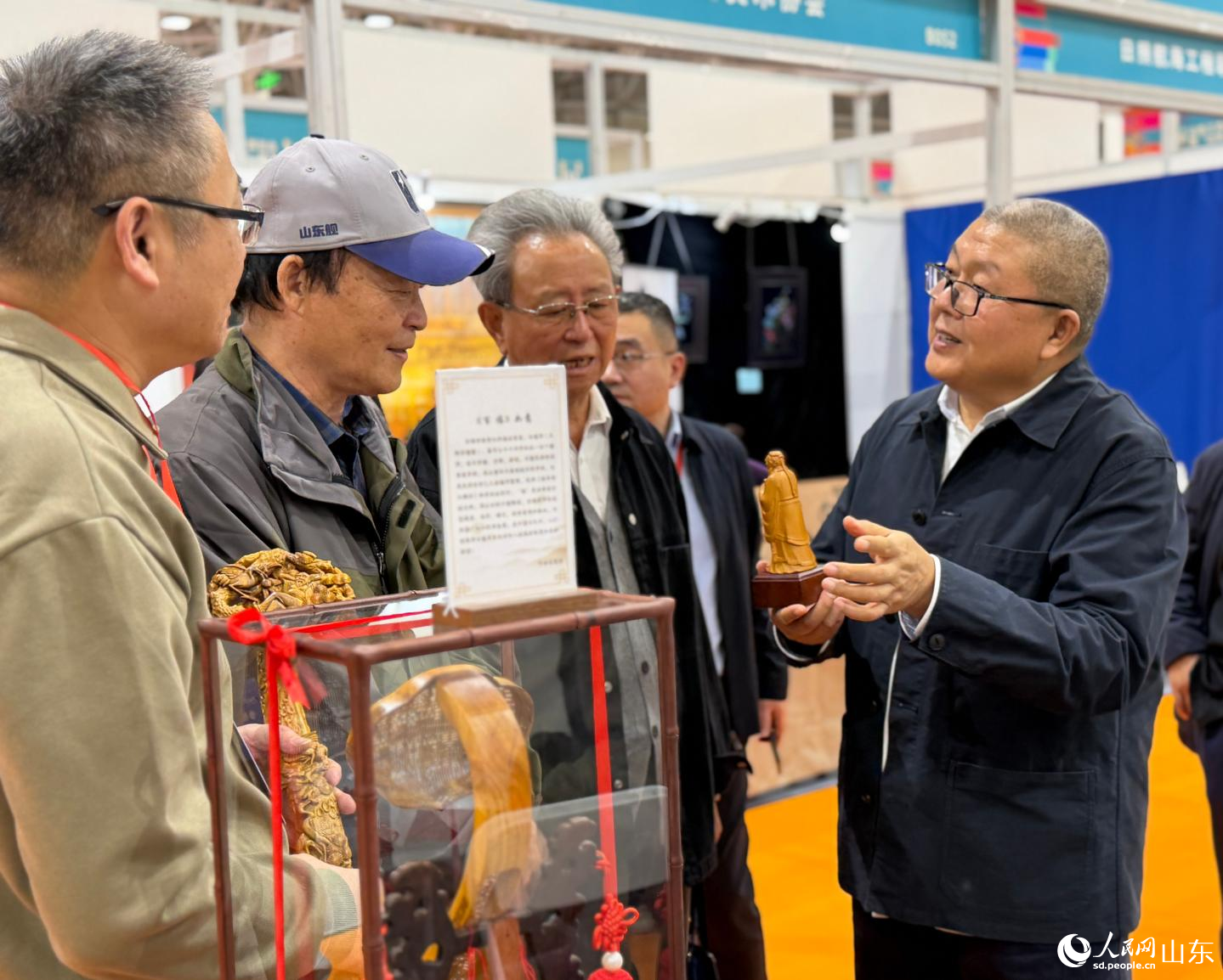 觀展人在曲阜楷木雕展台前駐足。人民網記者 喬姝攝