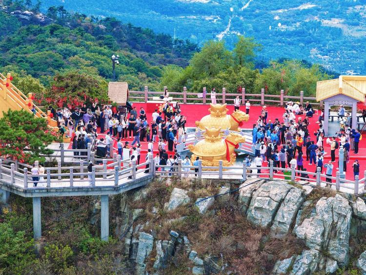 沂蒙山龟蒙景区龟蒙顶人头攒动