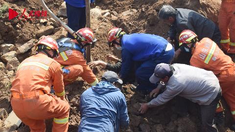 井口坍塌一人被埋 消防员与村民徒手刨挖救人