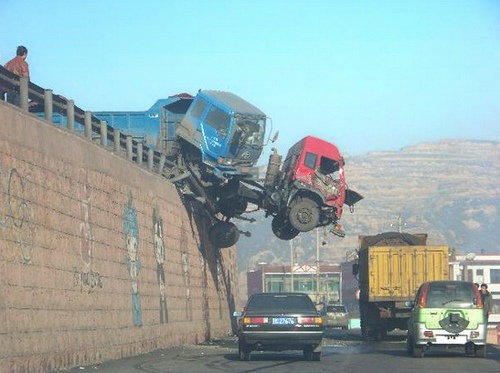 山西晋中:两车相撞冲破栏杆横悬桥上