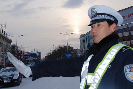 泰安交警大雪后指挥交通