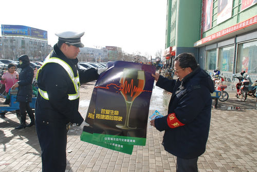 东营:垦利县交警大队交通安全宣传进超市