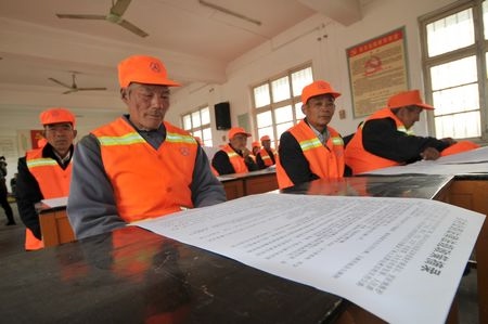 巨野县首批45名农村公路养护员上岗