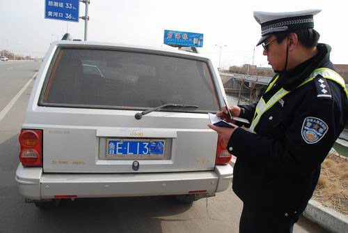 遮挡号牌危害严重 垦利交警严厉打击