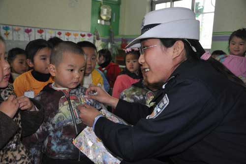 薛城交警大队走进机关幼儿园开展交通安全教育活动