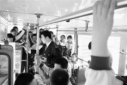 济南公交车开进校园 学生们受益不浅 --山东频