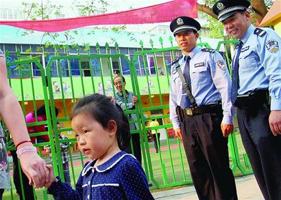 记者暗访济南幼儿园 陌生人5分钟内接近孩子
