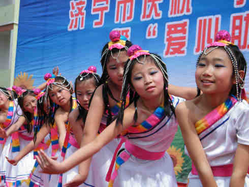 藏族舞蹈庆祝自己的节日 王飞摄