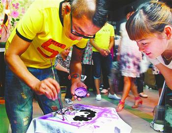 济南:个性手绘文化衫价格翻倍涨