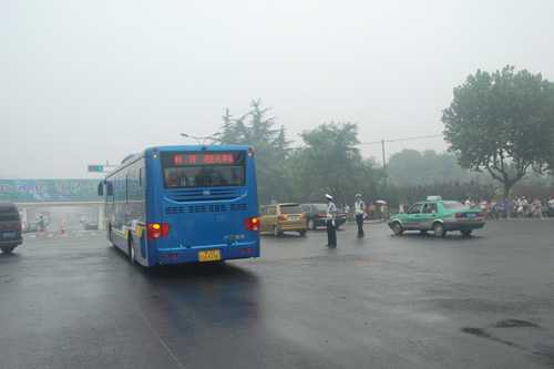 枣庄市局交警完成BRT公交开通仪式安保任务