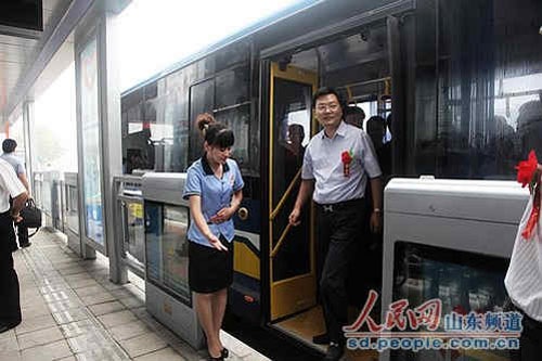 枣庄出行乘坐BRT了  继济南后山东第二条快速公交--山东频道--人民网