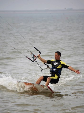 第二届中国潍坊滨海国际风筝冲浪邀请赛昨开赛