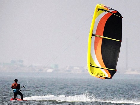 第二届中国潍坊滨海国际风筝冲浪邀请赛昨开赛