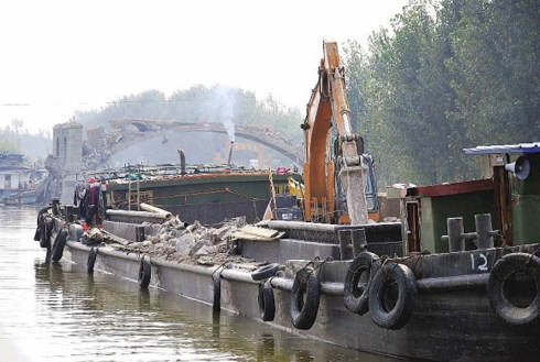 济宁一老桥拆除中坍塌 挖掘机坠桥砸中施工船