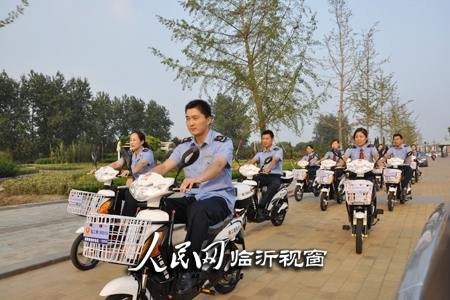 9月15日,临沂市工商局罗庄分局执法人员骑着崭