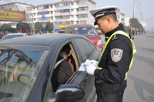 枣庄市交警在薛城开展严重交通违法行为统一行