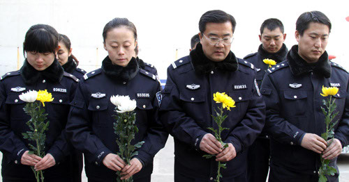 枣庄公安民警悼念泰安1·04持枪杀人案遇难