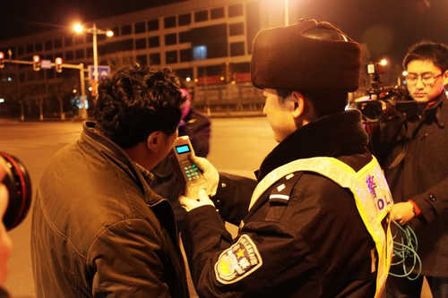 夜查酒驾:日照交警,感谢你温暖的守候