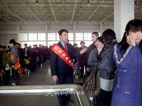 学雷锋日:火车站里感受温馨