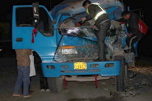 枣庄市山亭交警深夜出警成功救助事故伤员